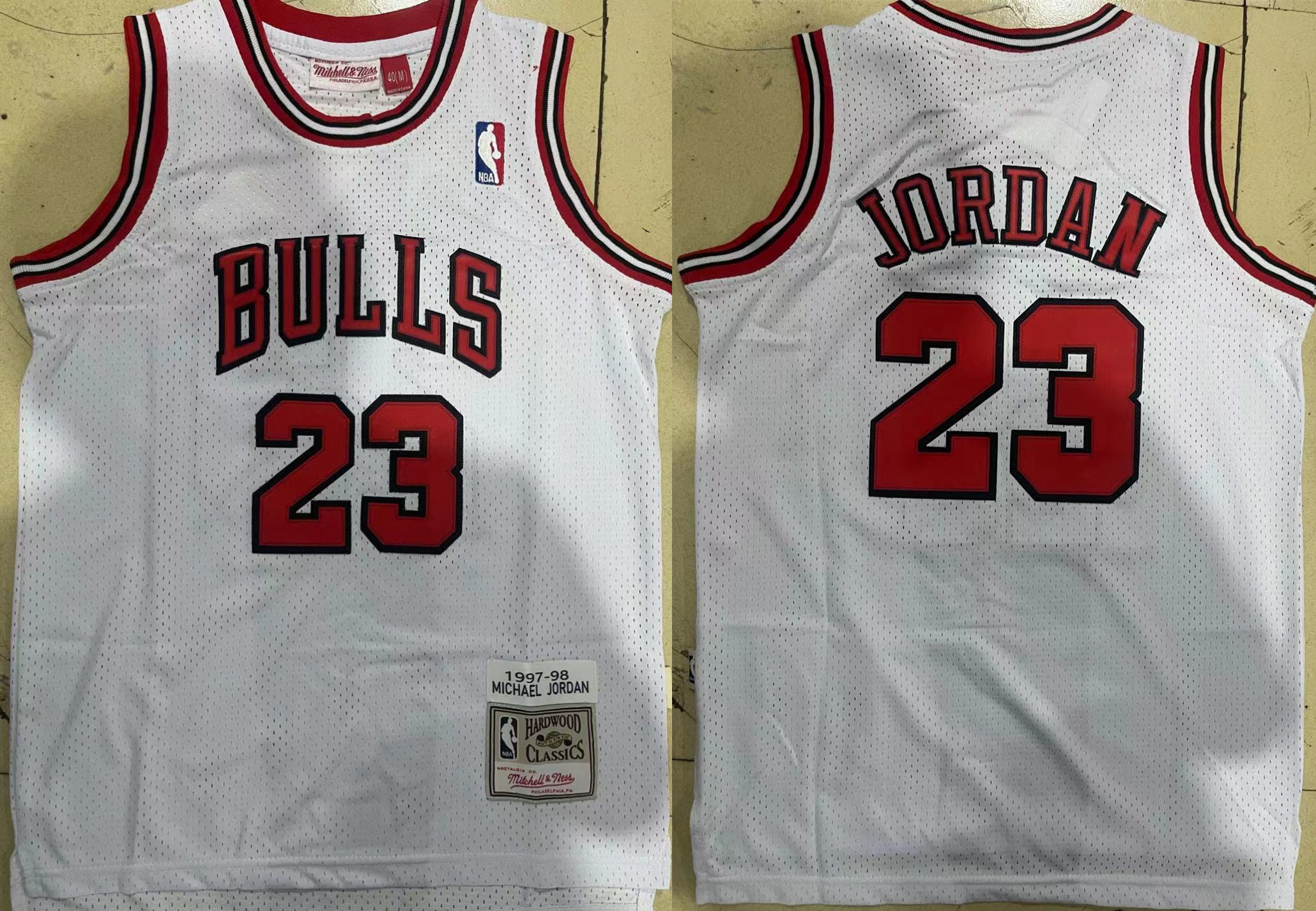Men's Chicago Bulls #23 Michael Jordan White 1997-98 Stitched Jersey Men's Chicago Bulls #23 Michael Jordan White 1997-98 Stitched Jersey